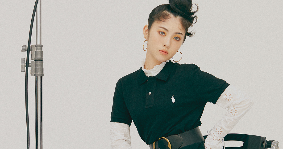 浜辺美波、ポロシャツMIXでカジュアルモードの最先端へ | WWD JAPAN.COM