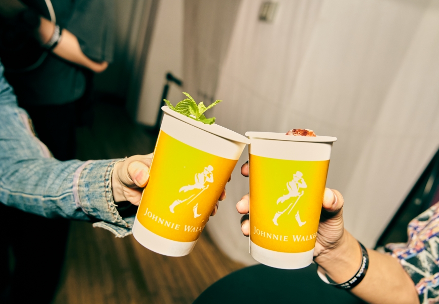 JOHNNIE WALKER / カクテル＆DJブースに加え、クリエイターらの愛用レコードやCDを販売