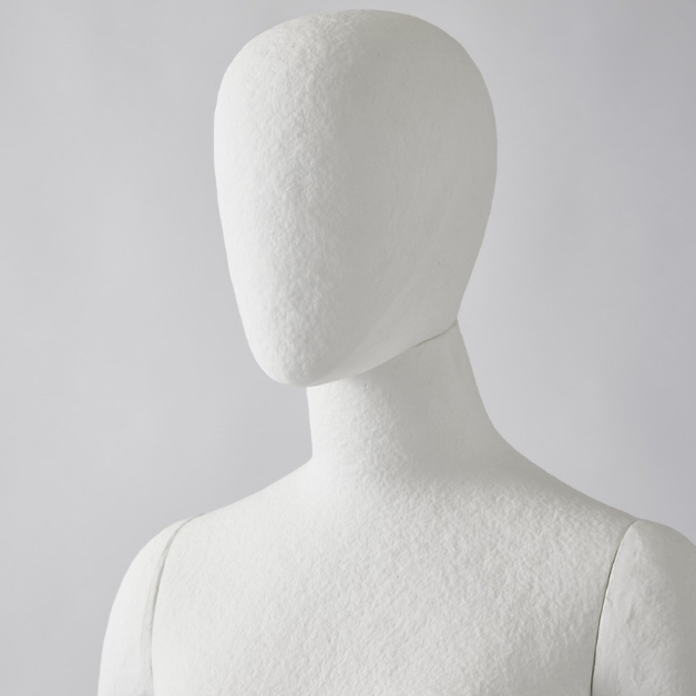 見て、質感を感じて欲しい。会場展示に紙製マネキン「カミ トカシ」を採用